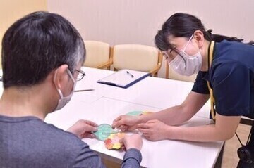 療法士と患者さんマンツーマンでの折り紙作業