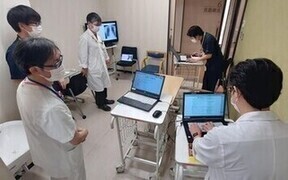 医師療法士のカンファレンス場面