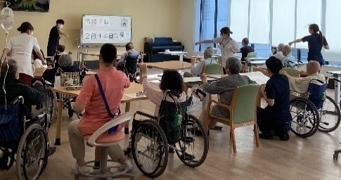 ホールで集団リハ体操の様子