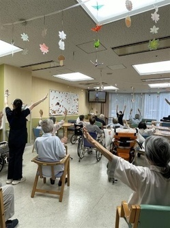 地域包括ケア病棟のホールでの体操画像