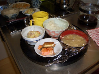 ご飯とお味噌汁とおかずとお茶の写真