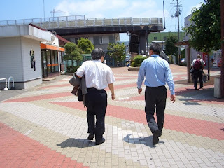 男性2人の後ろ姿