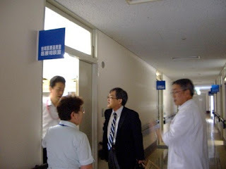 院内廊下で会話する様子