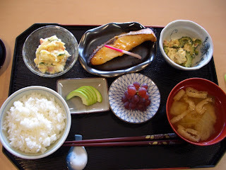 食膳（白米とみそ汁、サラダと魚など）