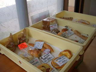 販売用のパンが並んでいる様子