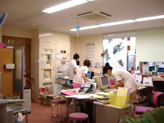 忙しそうに働くスタッフ