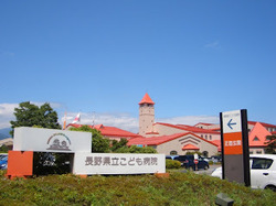赤い屋根の病院外観