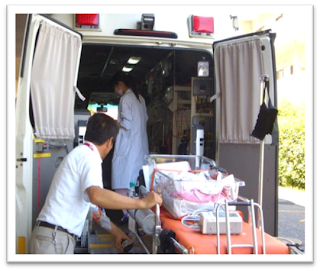 救急車から乳児が出てくる様子