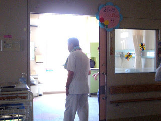 医師が病室を眺める様子