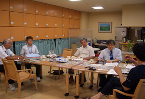 5名で話し合う様子