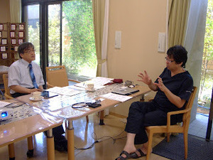 2名で会話する様子