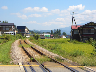 線路・田園・家屋・山の風景