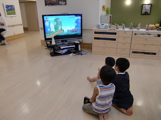 アニメを観る子ども達
