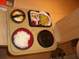 食膳（白米と汁物、おかず数点）