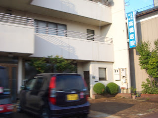 「高橋医院」の看板と建物外観