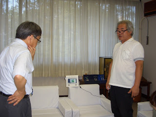 テレビ電話モニターの前で説明を受けている様子
