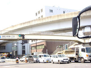 大通りに多数の自動車