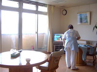 院内風景　テレビのあるテーブルと椅子があるテレビのある室内
