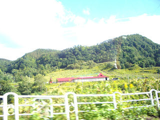 山と赤い屋根の建物