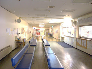 診療所内待合室（長椅子が並んでいる）