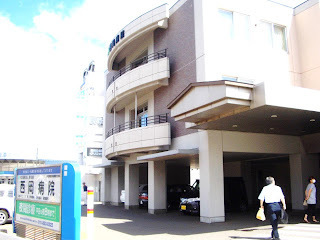 病院外観 3階建ての建物