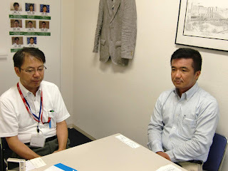 2人の男性が座っている様子