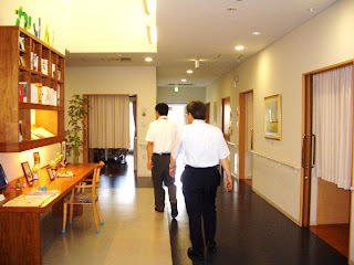 院内　木製の本棚、机、椅子など