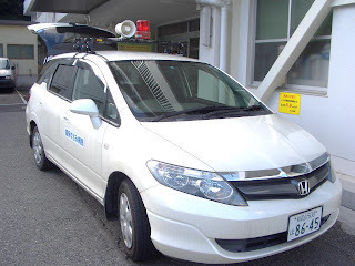 白い普通車にサイレンとスピーカーを付けたドクターカー