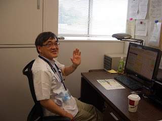 三浦部長が手を振る様子