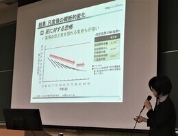 日本発達心理学会第29回大会にて、日本発達心理学会学会賞受賞記念講演を行う様子