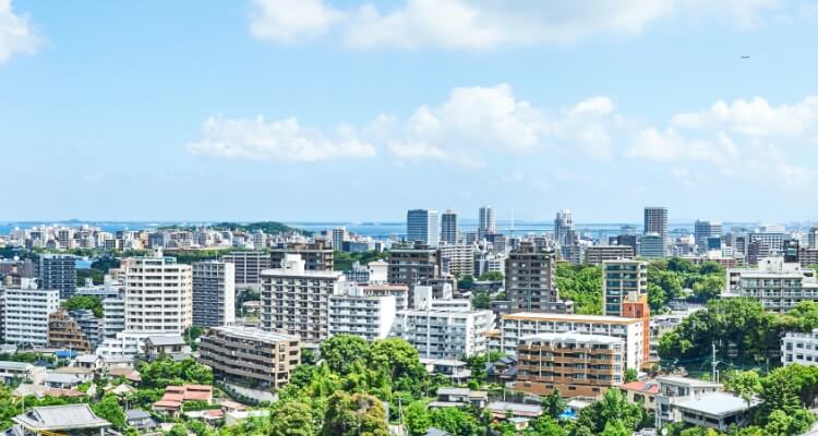 たくさんビルが並んだ町と青い空に雲がある様子