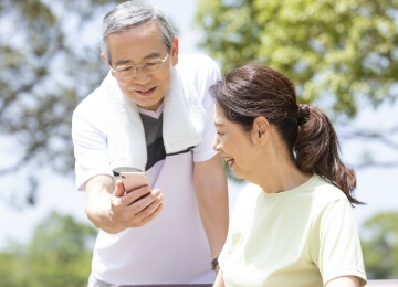 スマートフォンを見ている男女の様子