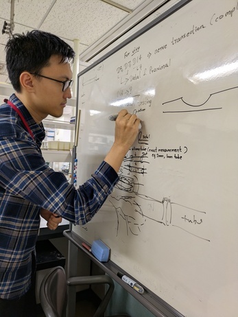 研究アイデアを書く研究員