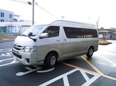 出発する災害派遣車の写真